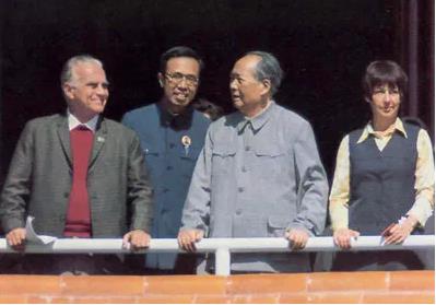 1970年10月1日，毛泽东和斯诺及夫人在天安门城楼上。同年12月，在和斯诺的谈话中，表示欢迎美国总统尼克松访问中国，改善中美两国关系